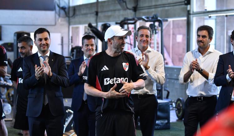 Imagen de Eduardo Coudet dirigió su primera práctica en River acompañado del presidente y se prepara para su debut
