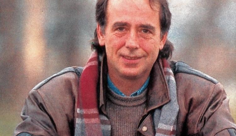 Imagen de 1995. Joan Manuel le canta a la pelota