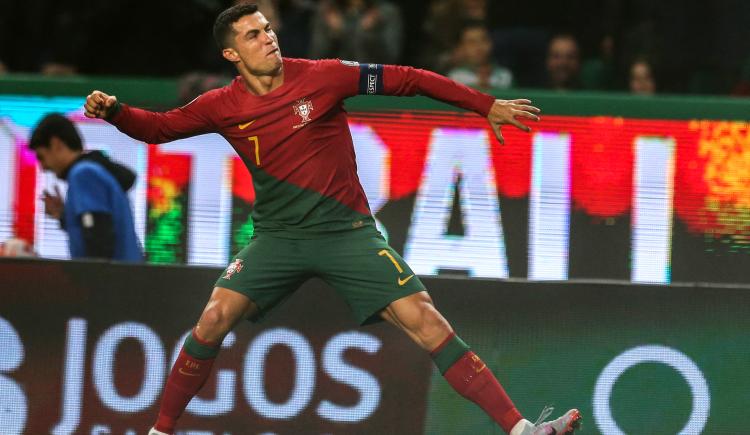 Imagen de El incidente que sufrió Cristiano Ronaldo en el partido de Portugal