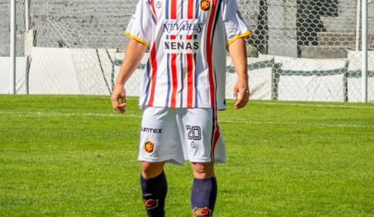 Imagen de De hacer una colecta millonaria a debutar como futbolista