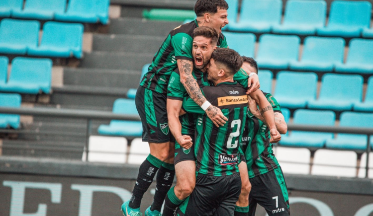 Imagen de San Martín de San Juan vuelve a Primera: venció 2-0 en la final a Gimnasia de Mendoza