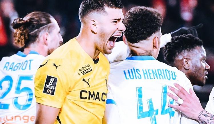 Imagen de A lo Dibu: Gerónimo Rulli le ganó el duelo de argentinos a Sampaoli en Francia