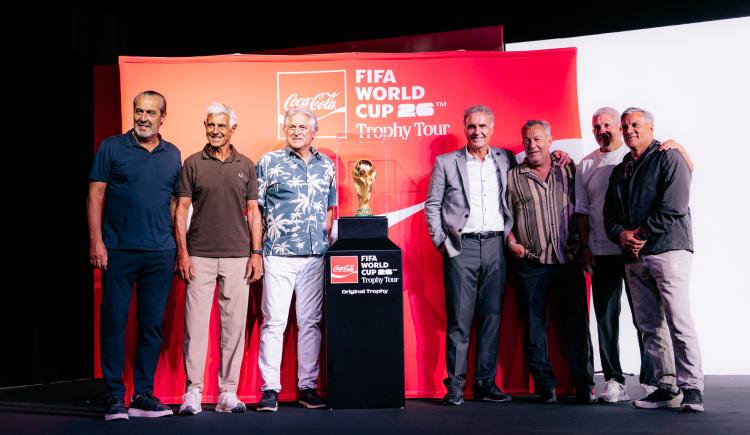 Imagen de En un evento con siete campeones, la Copa del Mundo volvió a Argentina