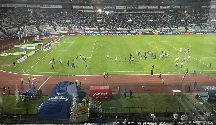 Imagen de Invasión de cancha y agresión a los futbolistas en Colombia