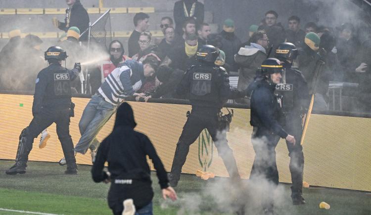 Imagen de Caos, invasión y suspensión en el descenso de Nantes en Francia