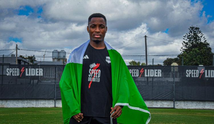 Imagen de Es nigeriano, firmó con Riestra y se comparó con Messi, Neymar y Hazard
