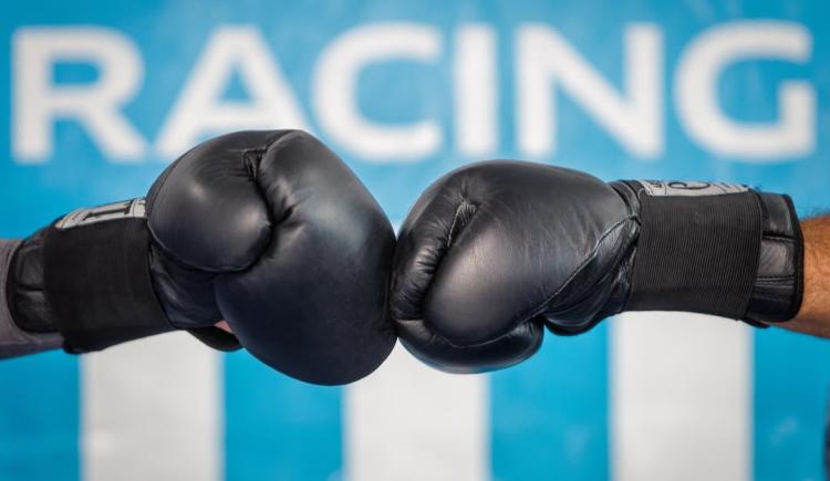Imagen de Costas y Arias se calzaron los guantes en Racing tras la polémica por el cambio del arquero