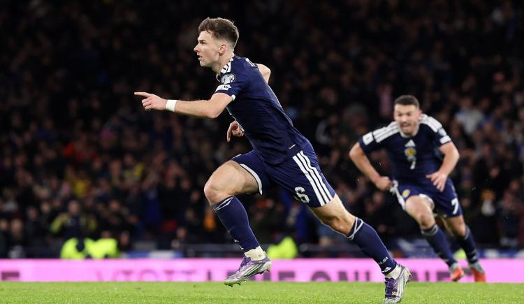 Imagen de Un golazo de chilena, otro de mitad de cancha y un final épico depositaron a Escocia en el Mundial tras 28 años