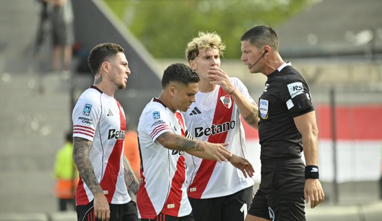 Imagen de El audio del VAR de la polémica mano de Barracas-River