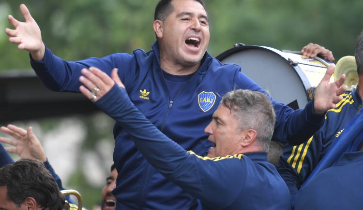 Imagen de Con Riquelme entre la multitud, los hinchas de Boca marcharon hacia La Bombonera