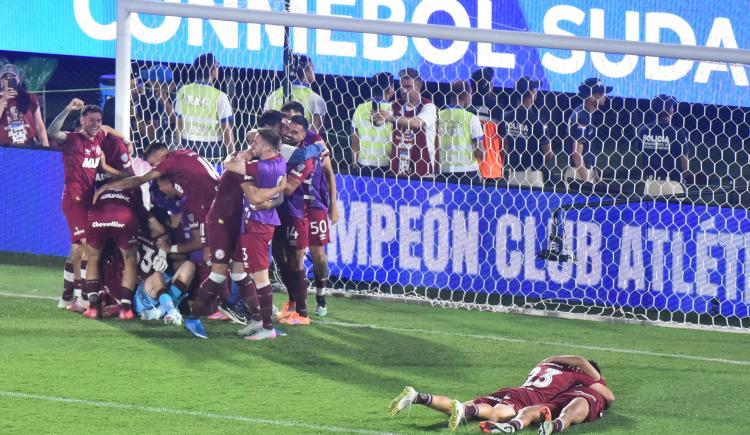 Imagen de El guión perfecto para una película perfecta: los festejos de Lanús tras obtener la Copa Sudamericana