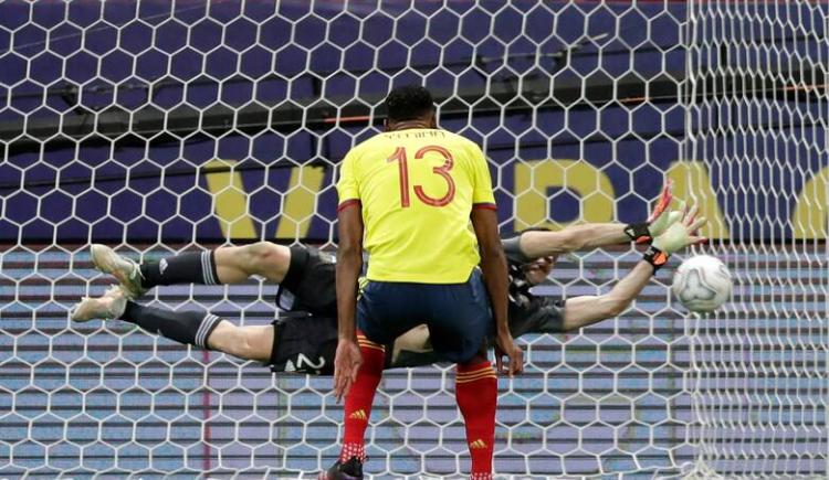Imagen de Entre tu y yo hay algo pendiente, el futbolista que le puso "gasolina" al cruce con Dibu Martínez