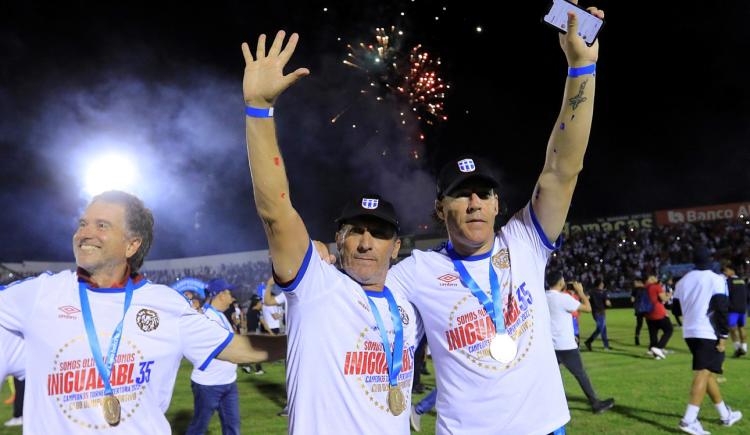 Imagen de Pedro Troglio ya es leyenda: fue campeón invicto con Olimpia