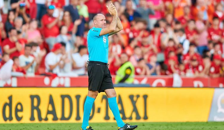 Imagen de Se retiró Mateu Lahoz, el polémico árbitro de Argentina vs. Países Bajos