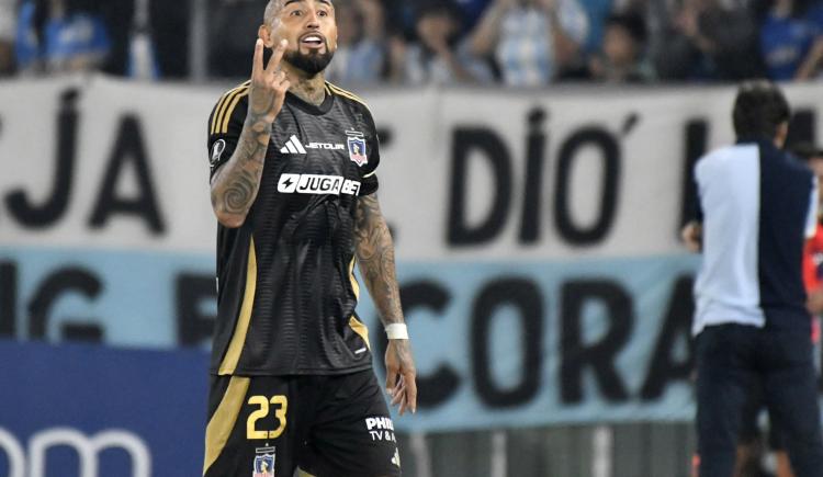 Imagen de Papelón de Arturo Vidal: gesticuló contra la hinchada de Racing y se fue expulsado
