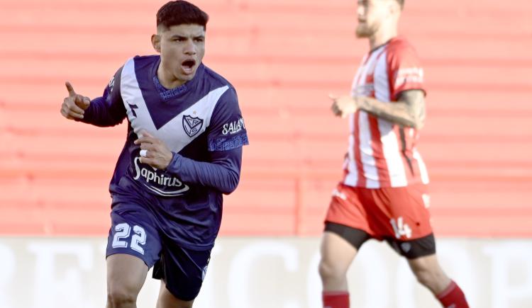 Imagen de Vélez aplastó a Barracas y se subió a la cima de la Liga