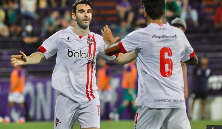 Imagen de ESTUDIANTES DE LA PLATA GOLEÓ A DEFENSOR SPORTING EN MONTEVIDEO