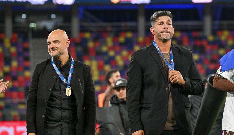 Imagen de Dos entrenadores levantando un trofeo en Argentina: El antecedente de Orsi-Gómez