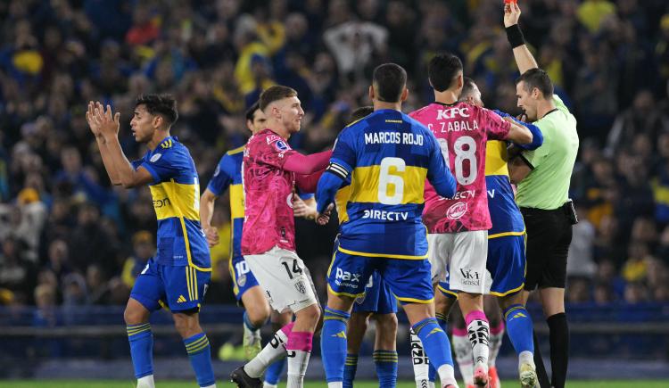 Imagen de ¿Era para roja? Milton Delgado dejó con uno menos a Boca