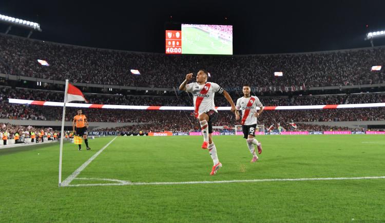 Imagen de River cortó la peor racha de derrotas seguidas en el Monumental de la mano de un Juanfer Quintero brillante