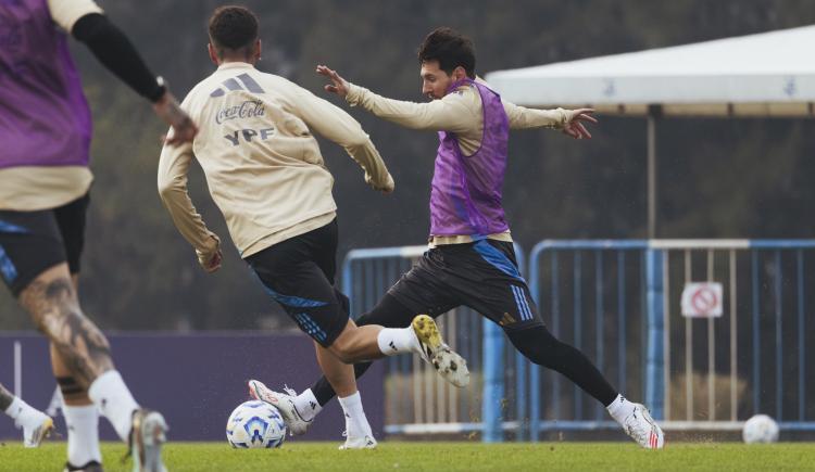 Imagen de Práctica en Ezeiza con Messi como bandera: el 10 sería titular ante Colombia