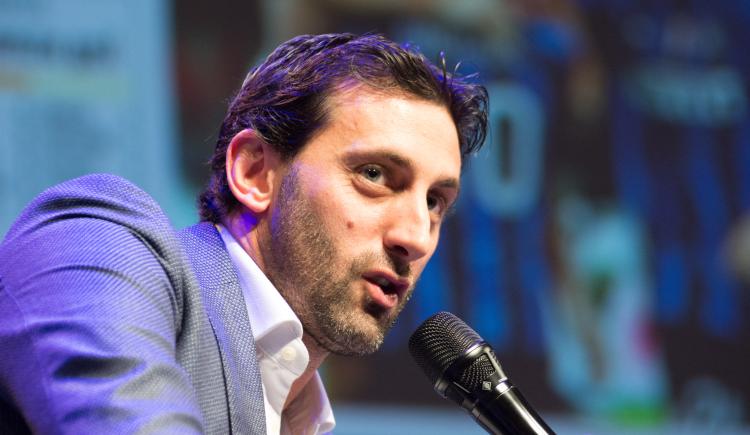 Imagen de Milito, candidato a presidente de Racing: el mensaje de Infantino, un consejo de Cocca y el aviso a Blanco