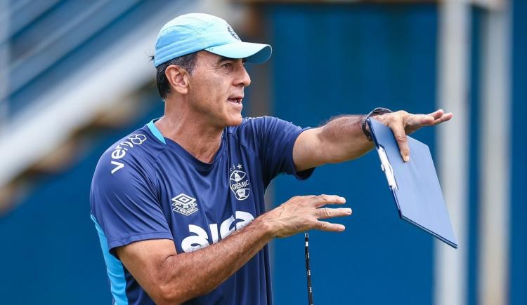 Imagen de Gustavo Quinteros, de campeón en Argentina a la cornisa en Brasil
