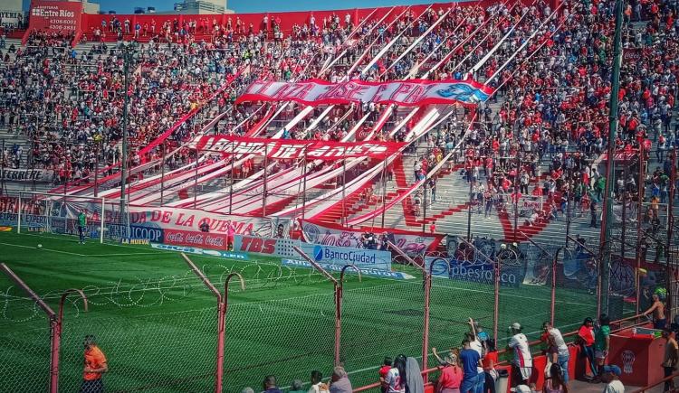 Imagen de Un error arbitral le negó el triunfo a Huracán