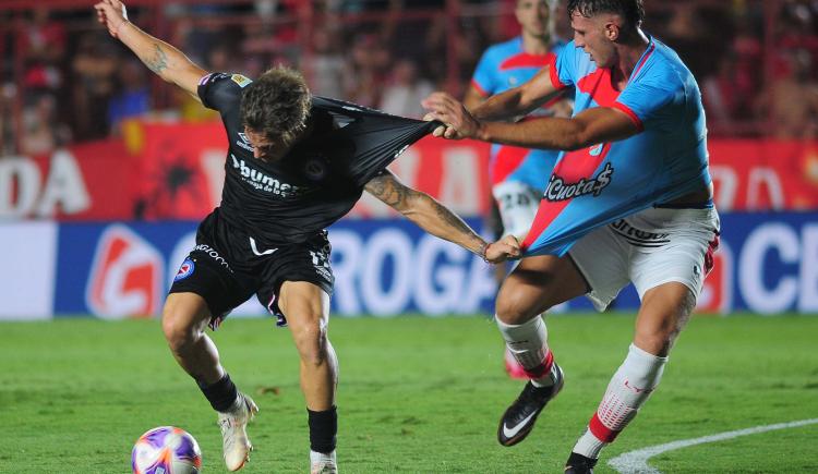 Imagen de Argentinos se lo empató a Arsenal en un polémico final