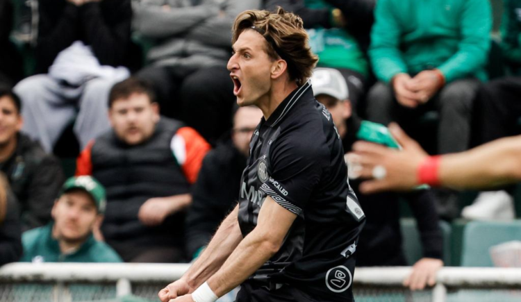 Imagen de Argentinos le ganó de visitante a Banfield y alcanzó la línea de Boca en la anual