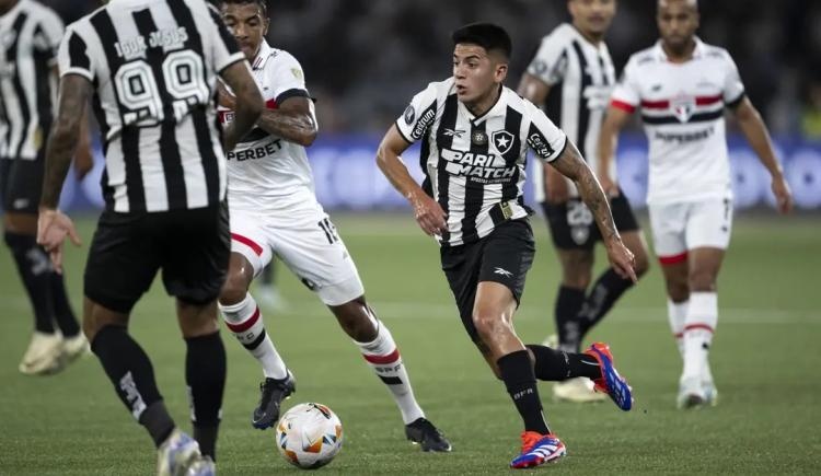 Imagen de Con Thiago Almada de titular, Botafogo no hizo pesar la localía ante São Paulo