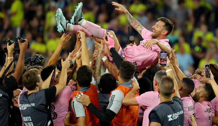 Imagen de El show de Messi: gol, remate al palo, penal con clase, premios individuales y el grito de campeón