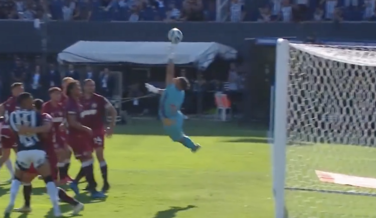 Imagen de Lanús se salvó de milagro: el palo le negó el gol a Atlético Mineiro