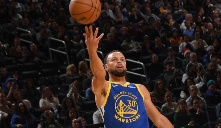 Imagen de Un lanzamiento de otro planeta: Stephen Curry y un tiro impresionante en la NBA