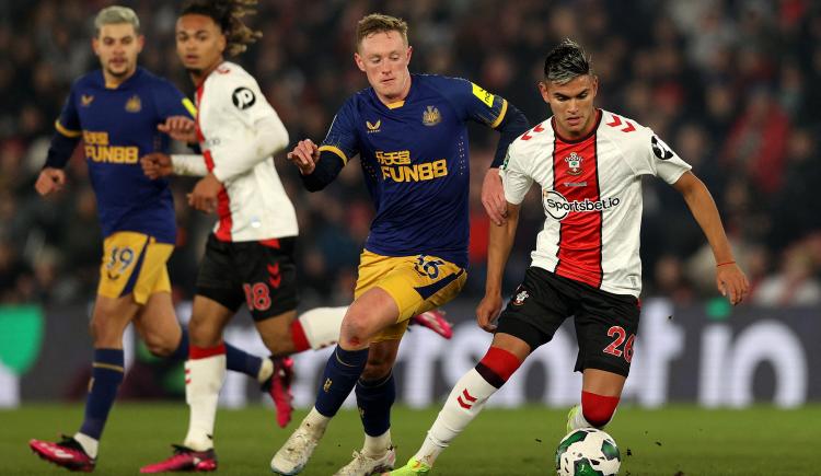 Imagen de Charly Alcaraz fue titular en la derrota de Southampton