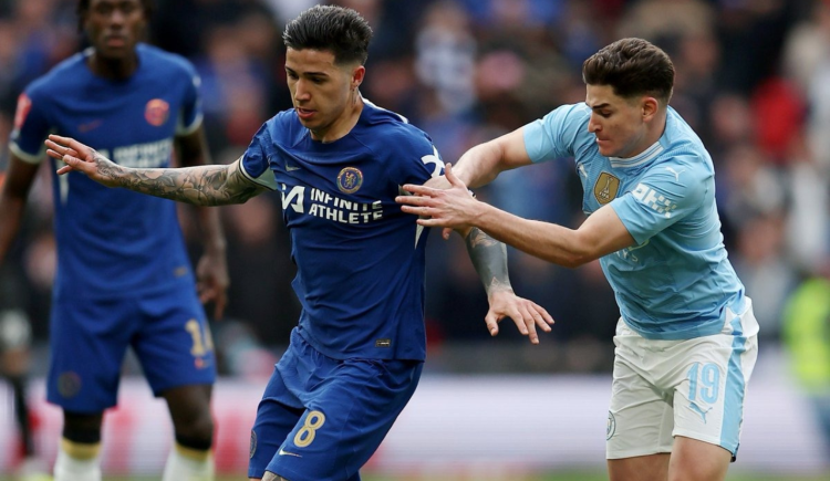 Imagen de Julián Álvarez le ganó el duelo a Enzo Fernández y el City es finalista de la FA Cup