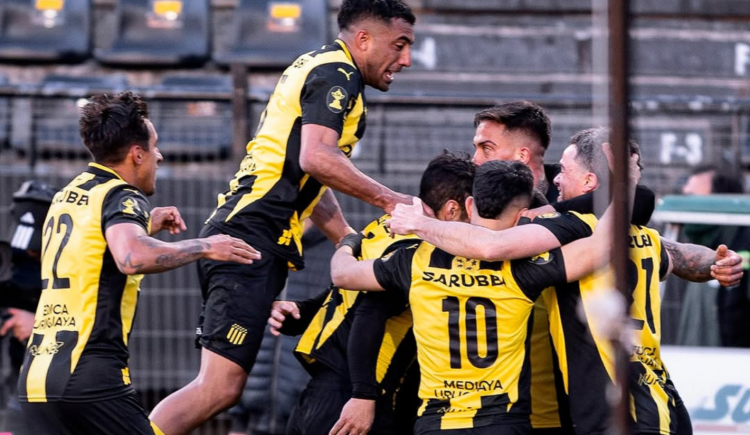 Imagen de Peñarol aplastó a Nacional y llega entonado a la serie con Racing
