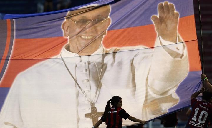 Imagen de San Lorenzo y el Papa Francisco, un amor hecho bandera