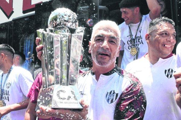 Imagen de Se terminó un ciclo histórico en Central Córdoba: adiós a Omar De Felippe