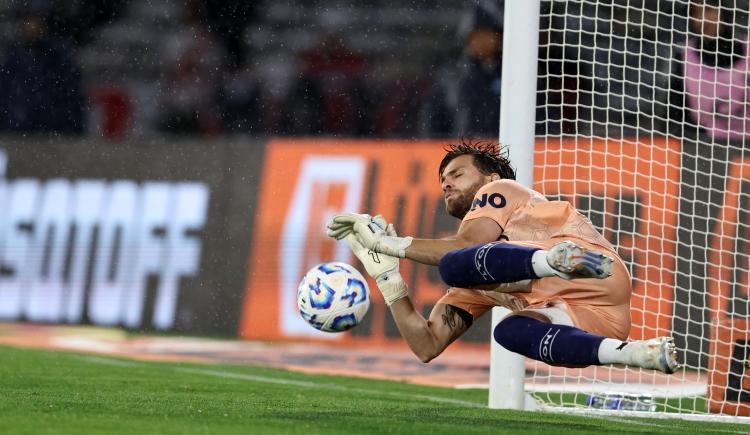 Imagen de Su pase es de River, le atajó un penal a Borja y eliminó al Millonario de la Copa Argentina