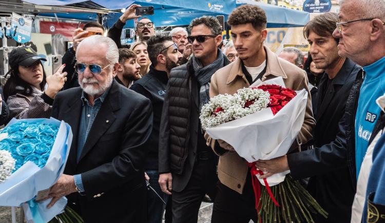 Imagen de Los máximos referentes de Napoli en un sentido homenaje a Maradona