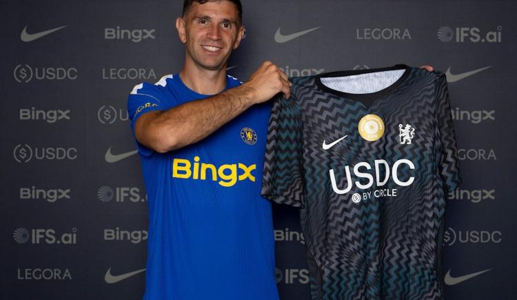 Imagen de Dibu Martínez puso la firma y saltó rápidamente a la cancha en Chelsea