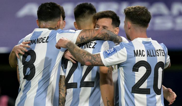 Imagen de Toro en su lugar: Argentina ganó con un golazo de Lautaro y cerró el 2024 en lo más alto
