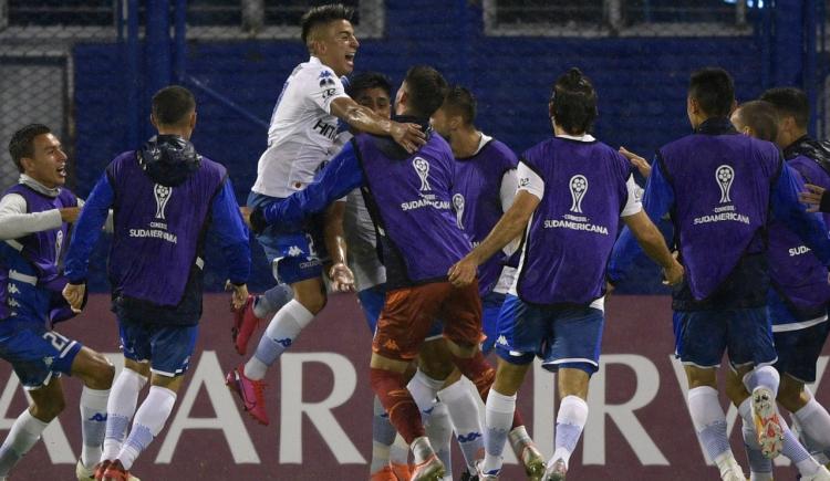 Imagen de DOBLETE DE ALMADA Y TRIUNFO CLAVE DE VÉLEZ