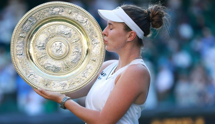 Imagen de Linda Noskova se consagró en Wimbledon y se convirtió en la segunda tenista más joven en lograrlo