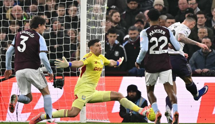 Imagen de Con Dibu Martínez en el arco, Aston Villa ganó un partidazo ante Manchester United y sigue prendido en la pelea por la Premier League