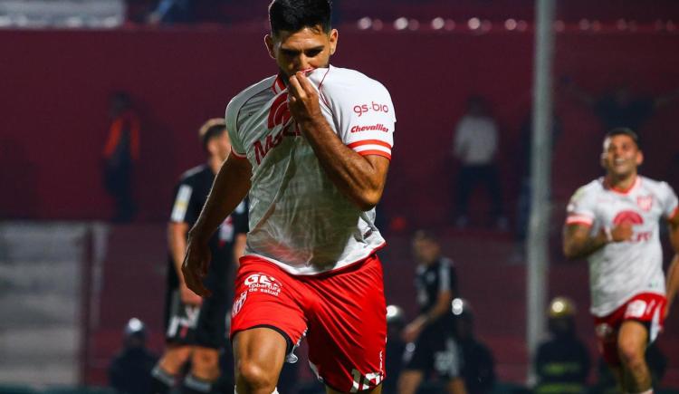 Imagen de Con polémica, Instituto lo dio vuelta y le ganó 2-1 a Riestra