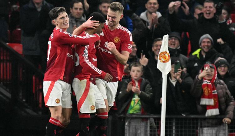 Imagen de Manchester United evitó el papelón con una ráfaga de goles sobre el final