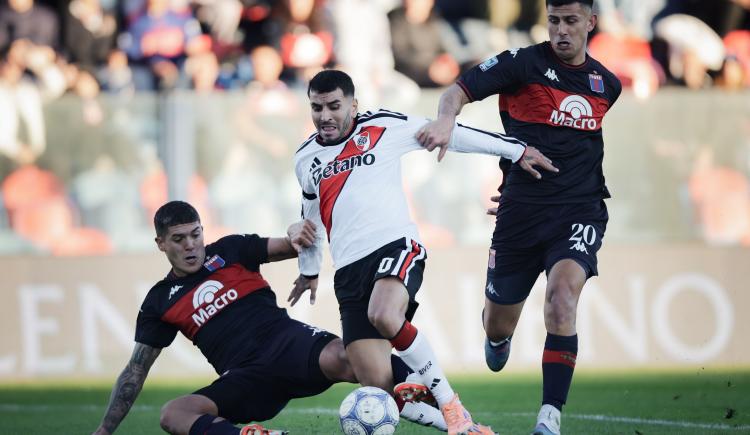 Imagen de River reclamó penal y Otamendi explotó contra el árbitro: "¿Son profesionales o no?"
