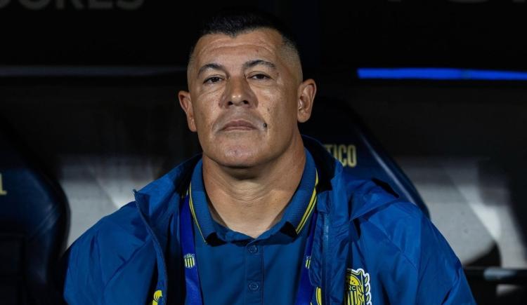 Imagen de Jorge Almirón, con un pie afuera de Rosario Central